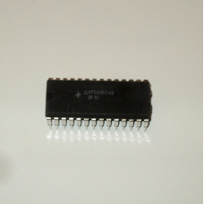 КР580ВТ42  мультиплексор и счетчик восстановления динамической памяти. DIP28  ячейка 196